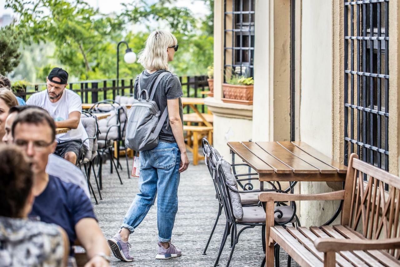 Zeitlos Boutique Hostel บราติสลาวา ภายนอก รูปภาพ