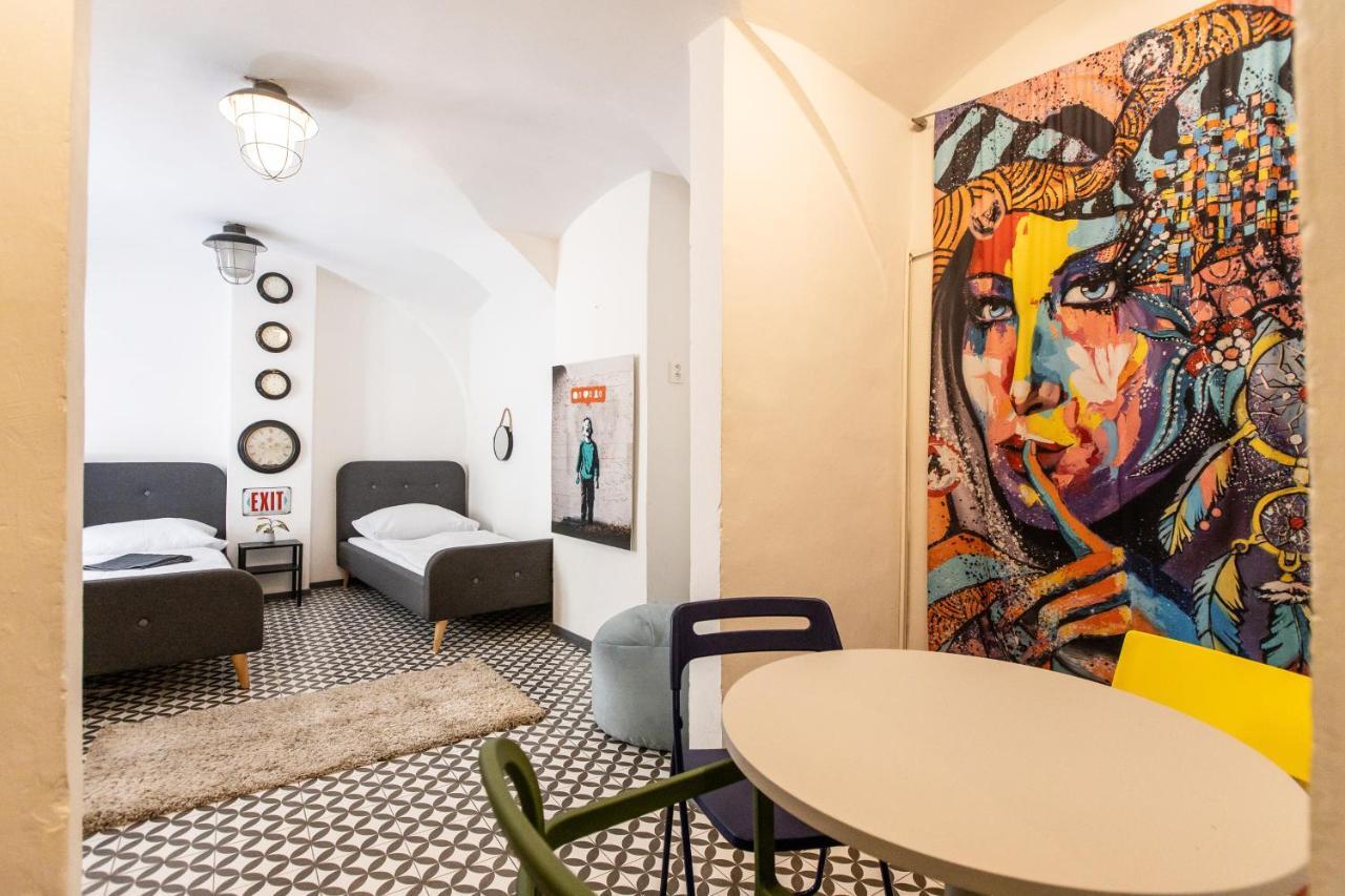 Zeitlos Boutique Hostel บราติสลาวา ภายนอก รูปภาพ
